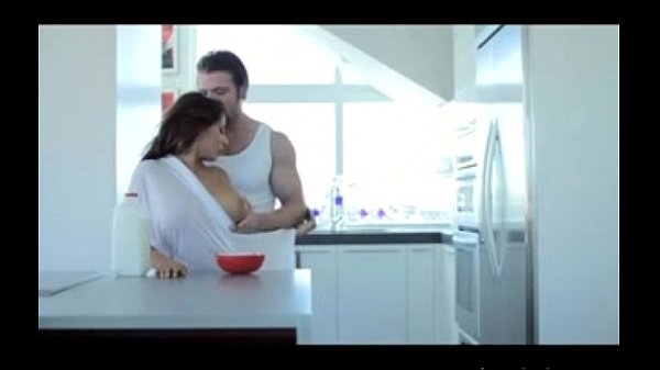 Video de sexo em hd com a novinha safada começando a foder com seu macho no meio da cozinha